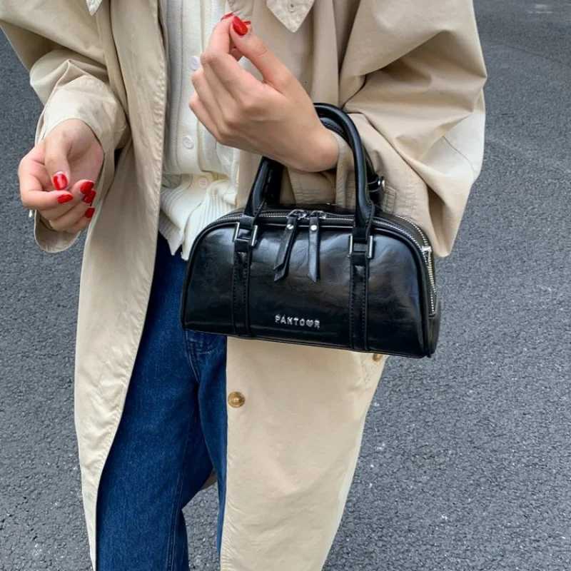 High-End Women Shoulder Bag With Simple Vintage Style And Water-Resistant Material Suitable For Working WomenT251122