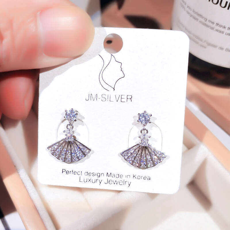 New Korean Dongdaemun featuring female sier needles, internet famous temperament, fan-shaped earrings without holes, and cool style ear clips