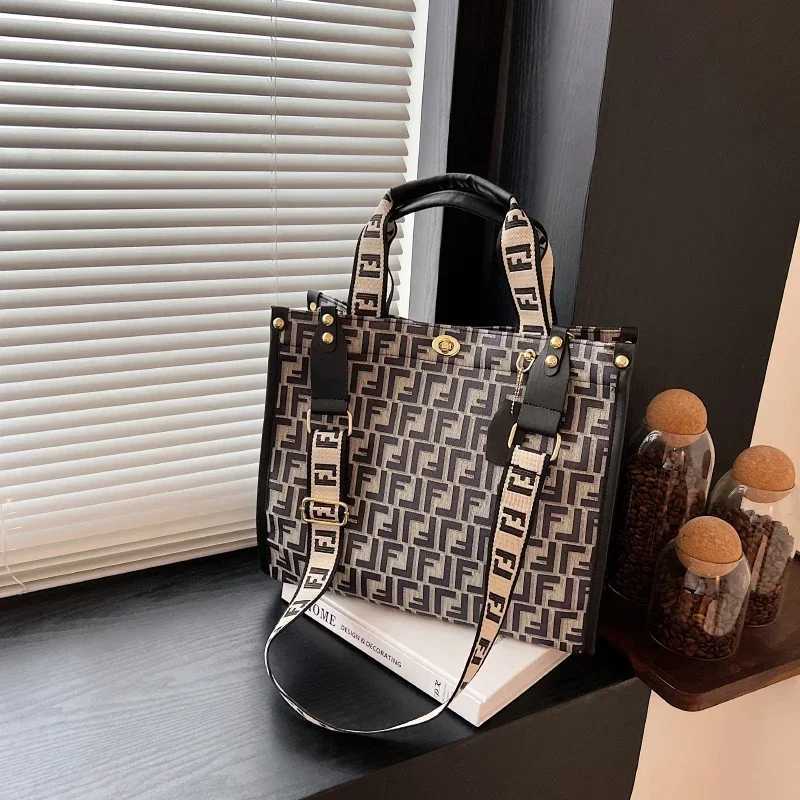 Fashionable Parisian Inspired Tote Bag - Elegant Solid Color Shopper With Adjustable Crossbody Strap K251121