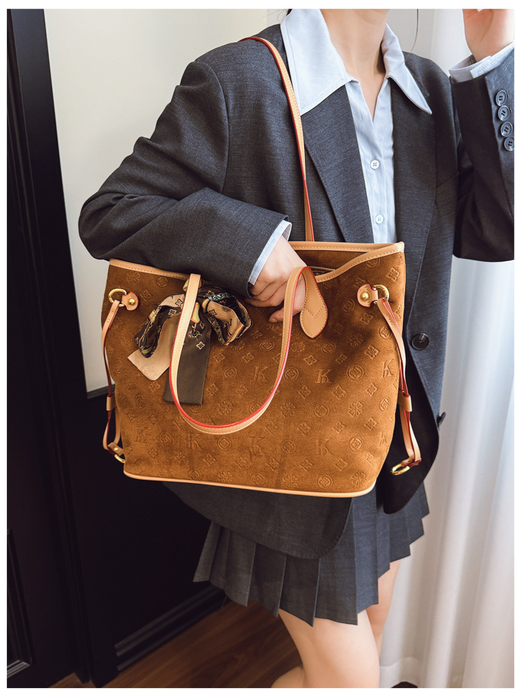Large Capacity Suede Vintage Commuting Tote Bag Women'S New Old Flower Light Luxury High Sense Shoulder Bag 2025