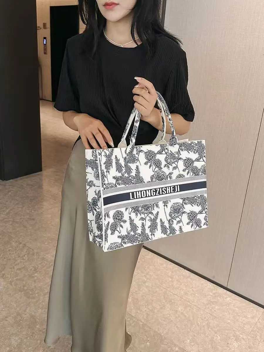 Light luxury blue and white porcelain pattern large capacity commuting business felt gift Chinese style handbag K251121