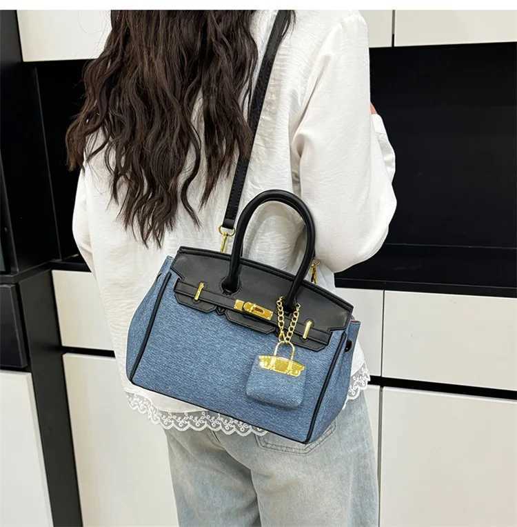 Luxe Mini Square Bag 2025 Elegant Top Handle Purse for Women Chic Crossbody Bag for Work Commute Classy Shoulder Bag K251121