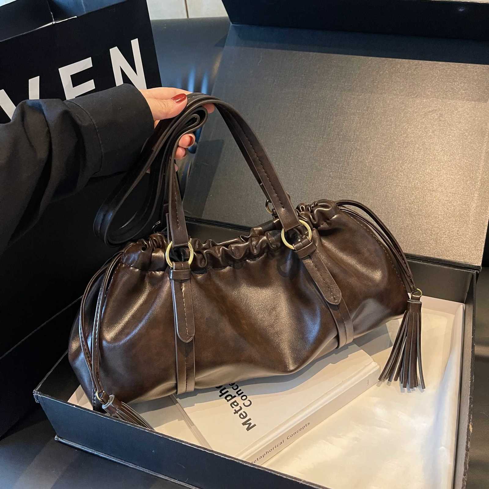 Underarm commuting bag for women large capacity 2024 new autumn and winter casual retro pleated single shoulder handbagT251122