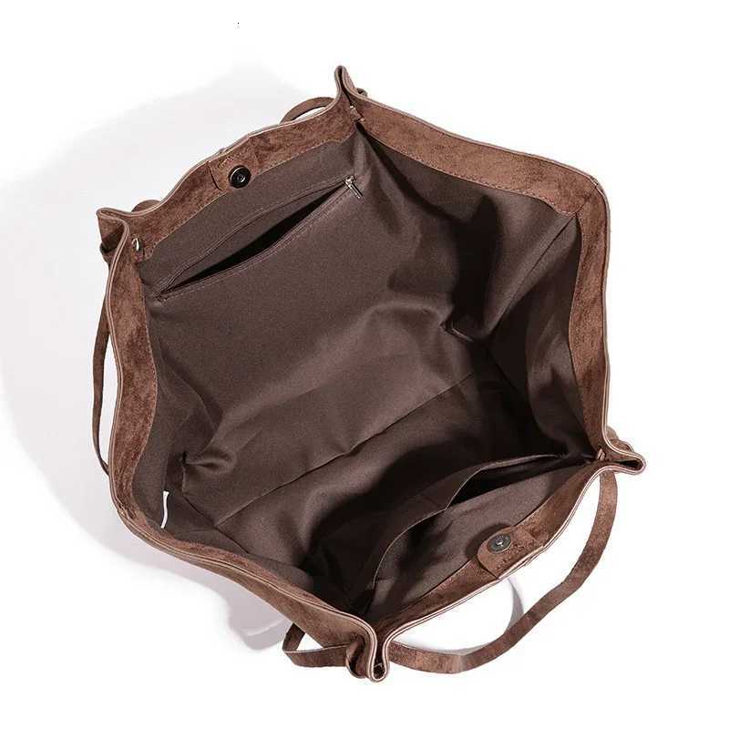 Fashionable lightweight large capacity hand-held wing bag commuting bat shaped high street handbag K251121