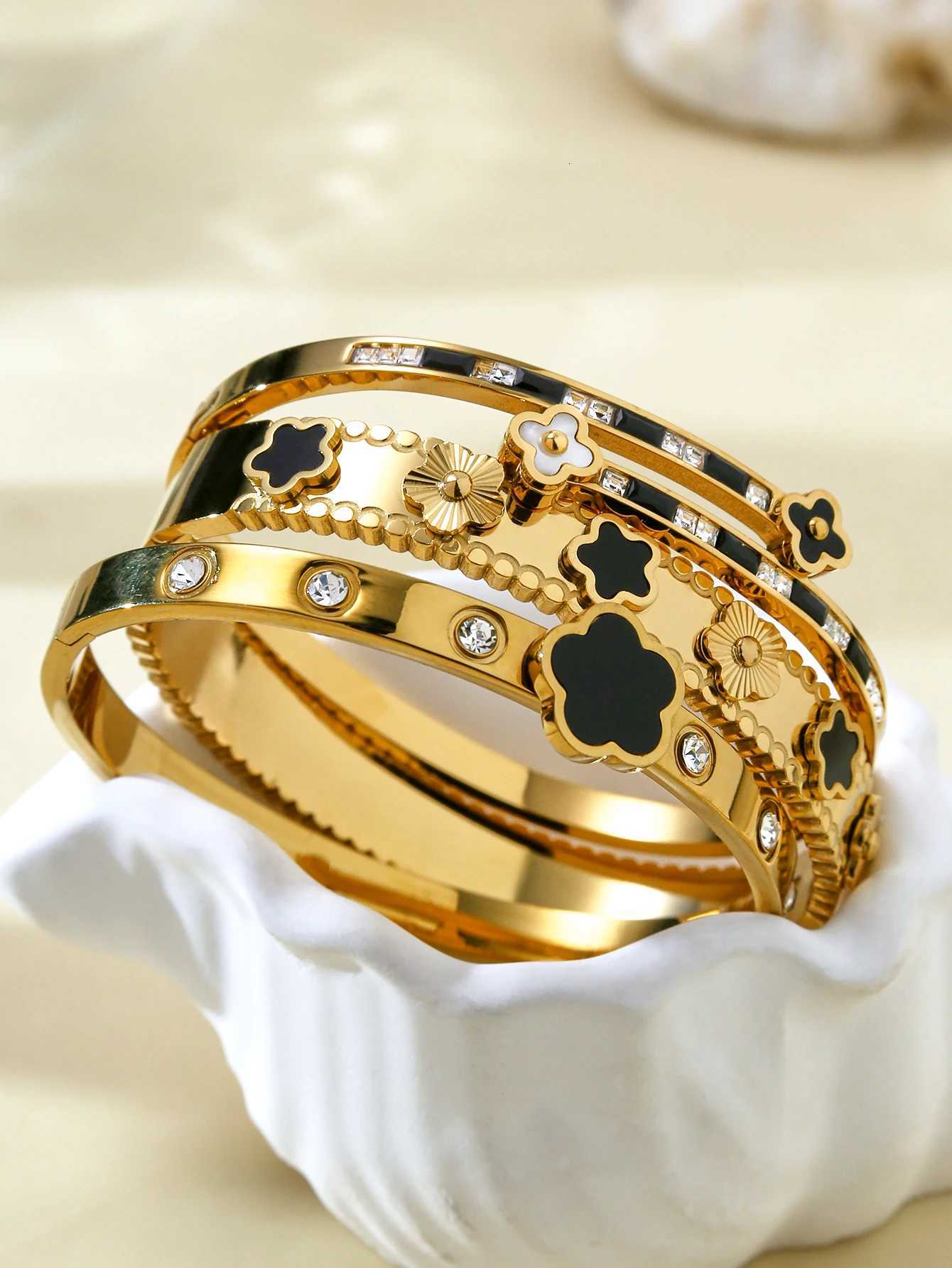 French-Style Elegant Retro Stainless Steel Five-Leaf Clover Diamond Flower Black And White Four-Leaf Clover Bracelet For Women Z251122