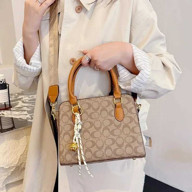 Lao Hua Hand-held Crossbody Bag 2025 New Style Elegant and Fashionable Tote Bag Retro and Versatile Single-shoulder Bag K251121
