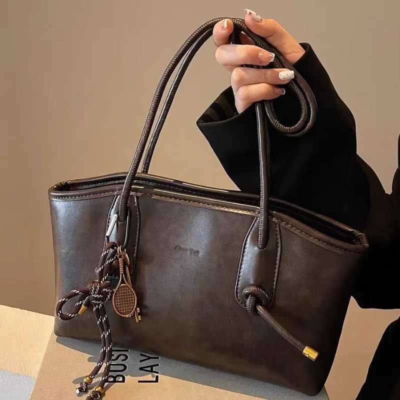 Womens Vintage Shoulder Tote Bag European American Advanced Simple Handbag Large Versatile Armpits Bag Pendant T251122