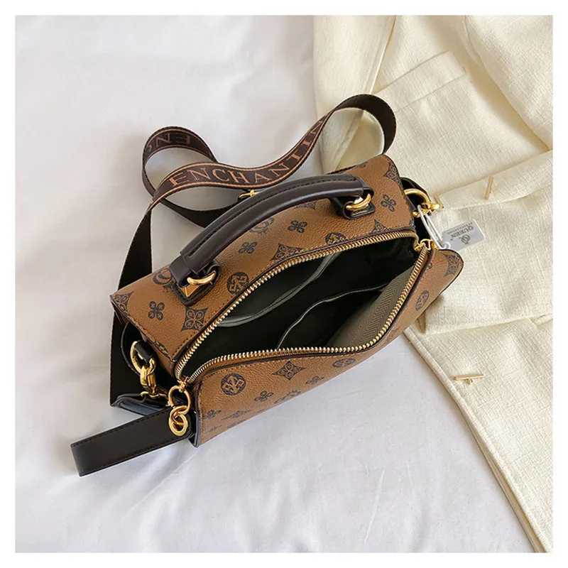 Womens Luxury Handbag 2025 Hot Sale New Korean Versatile Retro Print Boston Pillow Bag High Quality One Shoulder Crossbody Bag K251121