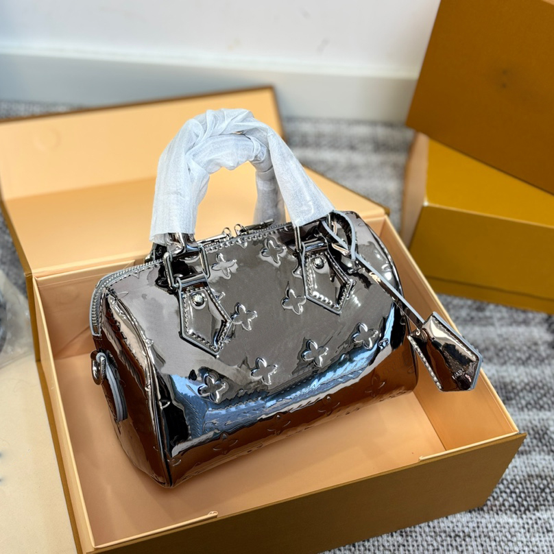 25FW Shiny Patent Leather women Crossbody Bags Messenger Purse Luxurys Designers Bags Pillow Handbag Wallets Bag Card Holder pouch Laptop Bag 20cm