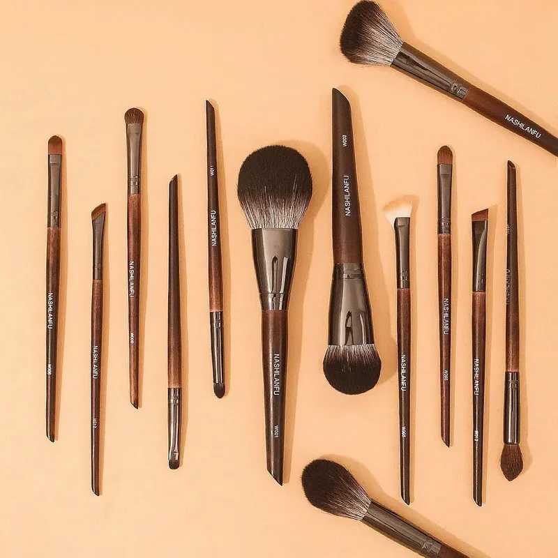 Premium Animal Fur Makeup Brush Set Wooden Handle Eyeshadow Blush Powder Eyebrow Brushes Beauty Makeup Tools Fur Cosmetic C251122