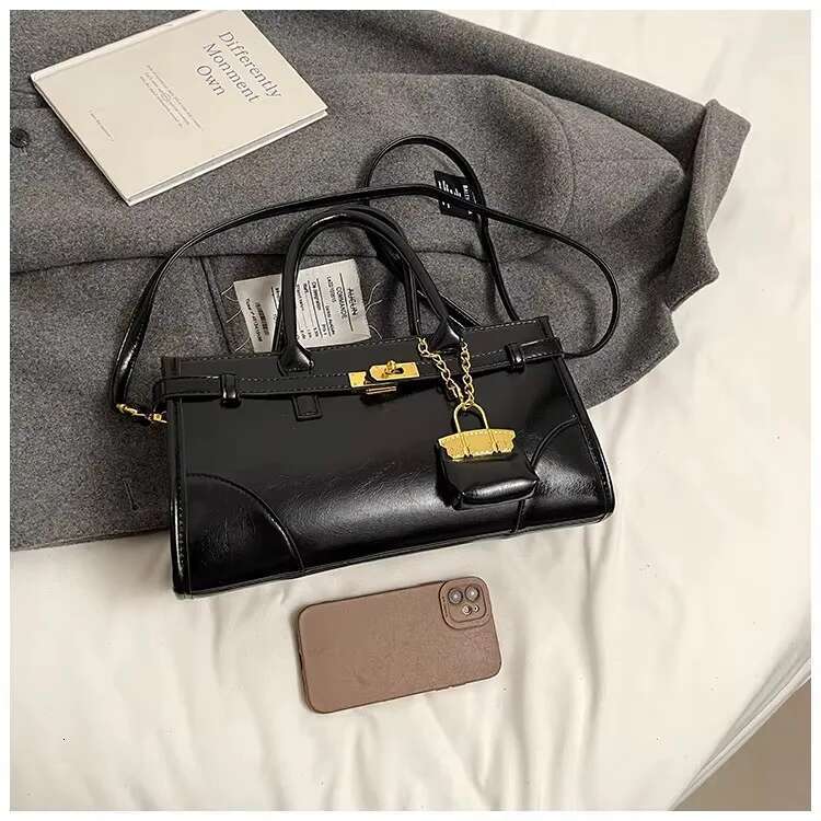 Leather Crossbody Messenger Bag Elegant Minimalist Design Vintage Textured Satchel For Everyday Stylish Women