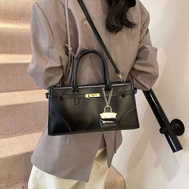 Leather Crossbody Messenger Bag Elegant Minimalist Design Vintage Textured Satchel For Everyday Stylish Women