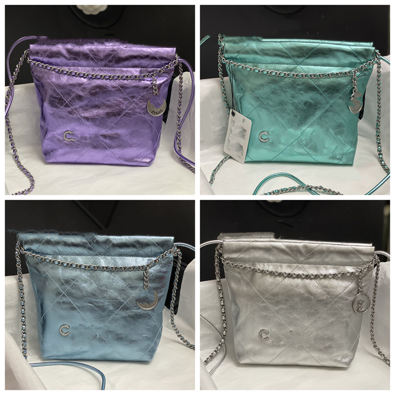 10A the classic luxury is made with oil waxed cowhide checkered stitching and has detachable chain making it a bright bag suitable for daily use Minisize22 bag AS3980