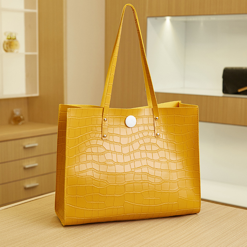 Womens Chic Crocodile Print Oversized Travel Bag Versatile Everyday Accessory tote bag