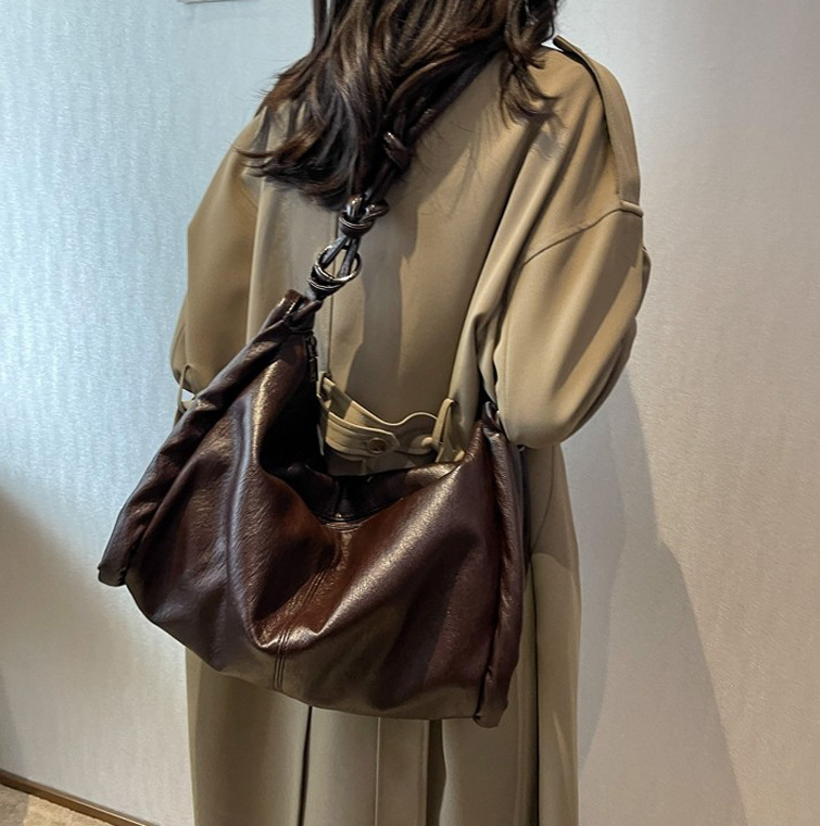 Simplified Designer Series Large Capacity Tote Bag 2025 New Style Free Shipping Fashionable Summer Commuter Handbag Texture Single Shoulder Crossbody 