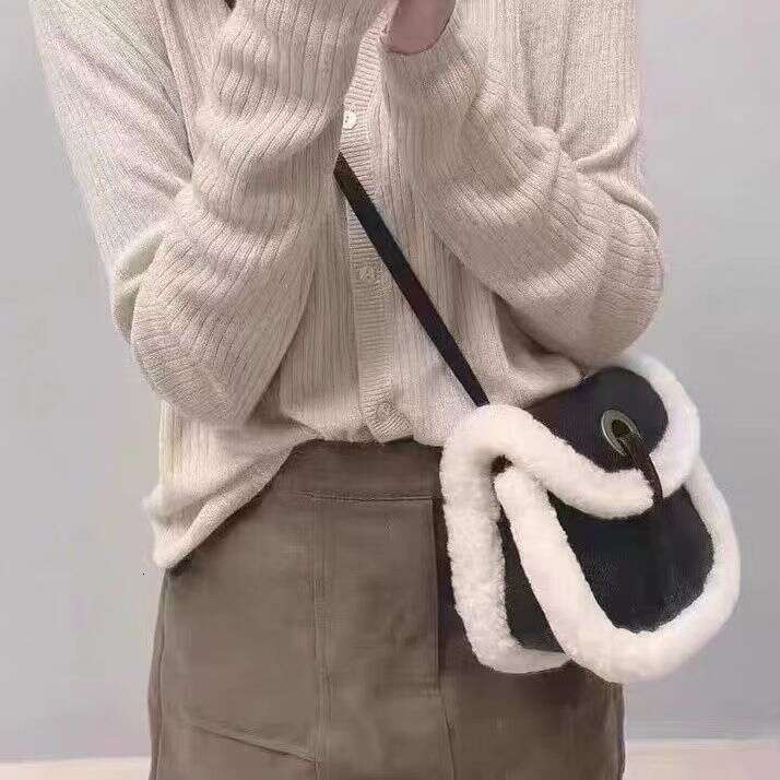 2025 011 store Designer luxury Women's Women's New Autumn Winter Suede Saddle Fur Lamb Wool Single Shoulder Crossbody Casual Plush Bag Monta
