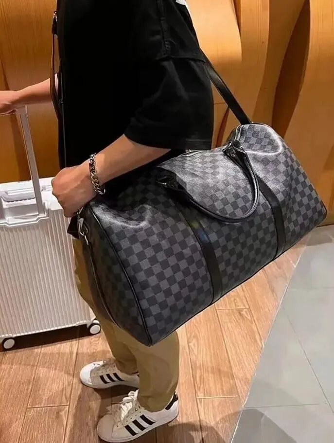 Men Sport Duffel Bags Outdoor Packs Handbags Luxurys Designers Fashion Luggage Bag Women Leather Travel Handbag Man Tote With Lock 55Cm Aa3