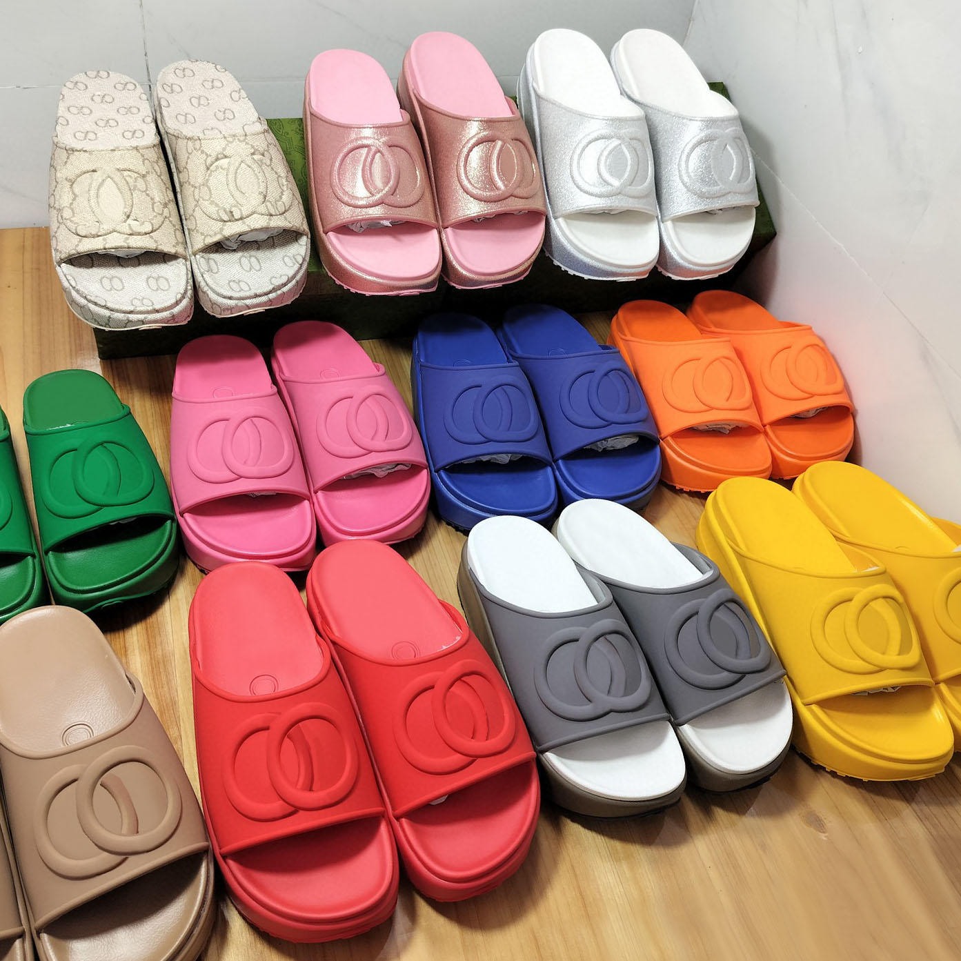 2025 top Designer Shoes Womens Slippers and Sandals Fashionable Summer Slippers Herringbone Slippers Flat Bottom Beach Shoes Toe Slippers Designer Sandals 35-44