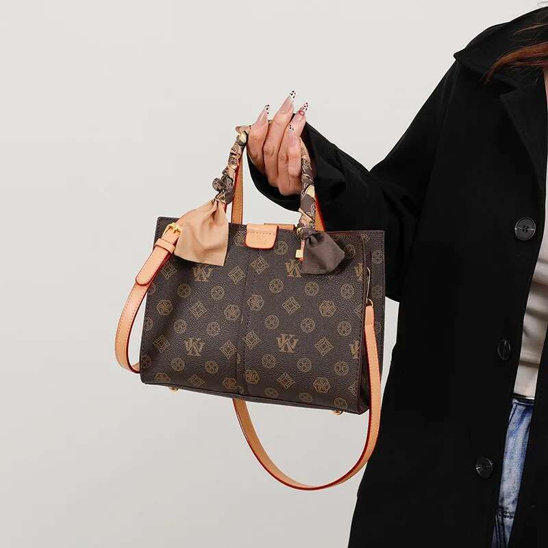 Retro-Chic Crossbody Clutch Bag For Women - Modern Solid Color Leather Purse With Chain Strap