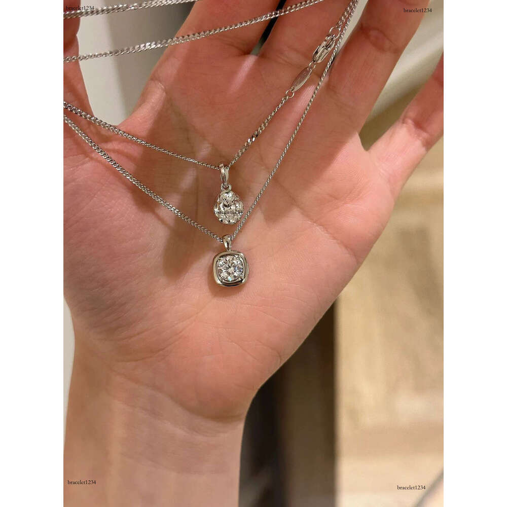 2024 Classical Top Sell Jewelry Heart Pendant Solitaire 100% Sterg Sier White Moissanite Dia Gemstones Party Women Clavicle Necklace Gift
