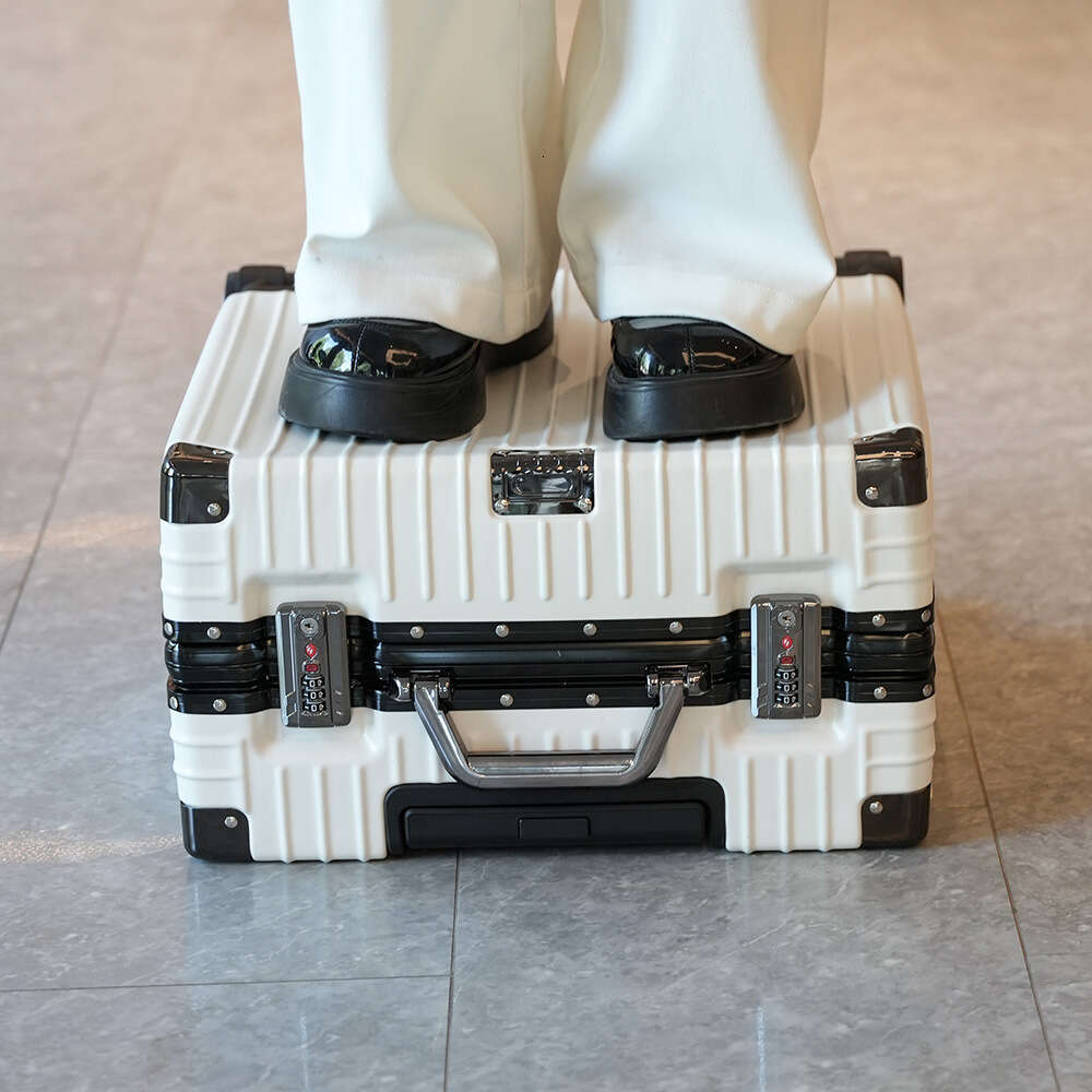 Four sided 18 inch suitcase boarded with 20 free checked aluminum frame password travel, small and lightweight, can be carried on the plane