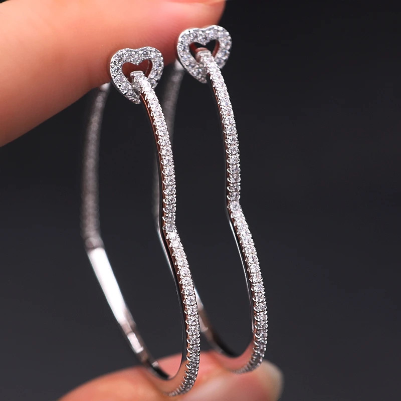 Retro hollow heart-shaped earrings Pave white cubic zirconia gold charm simple geometric earrings womens party jewelry 250420