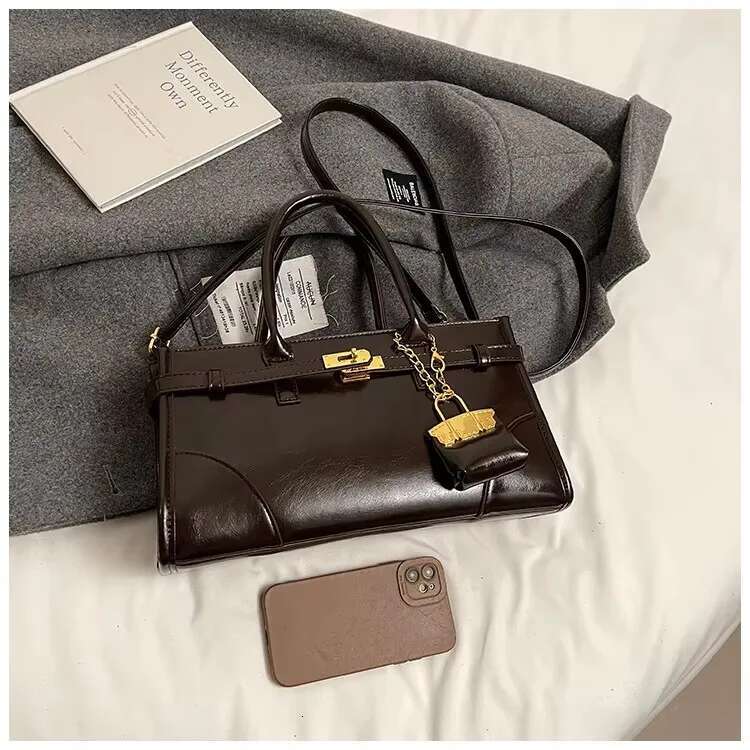 Leather Crossbody Messenger Bag Elegant Minimalist Design Vintage Textured Satchel For Everyday Stylish Women
