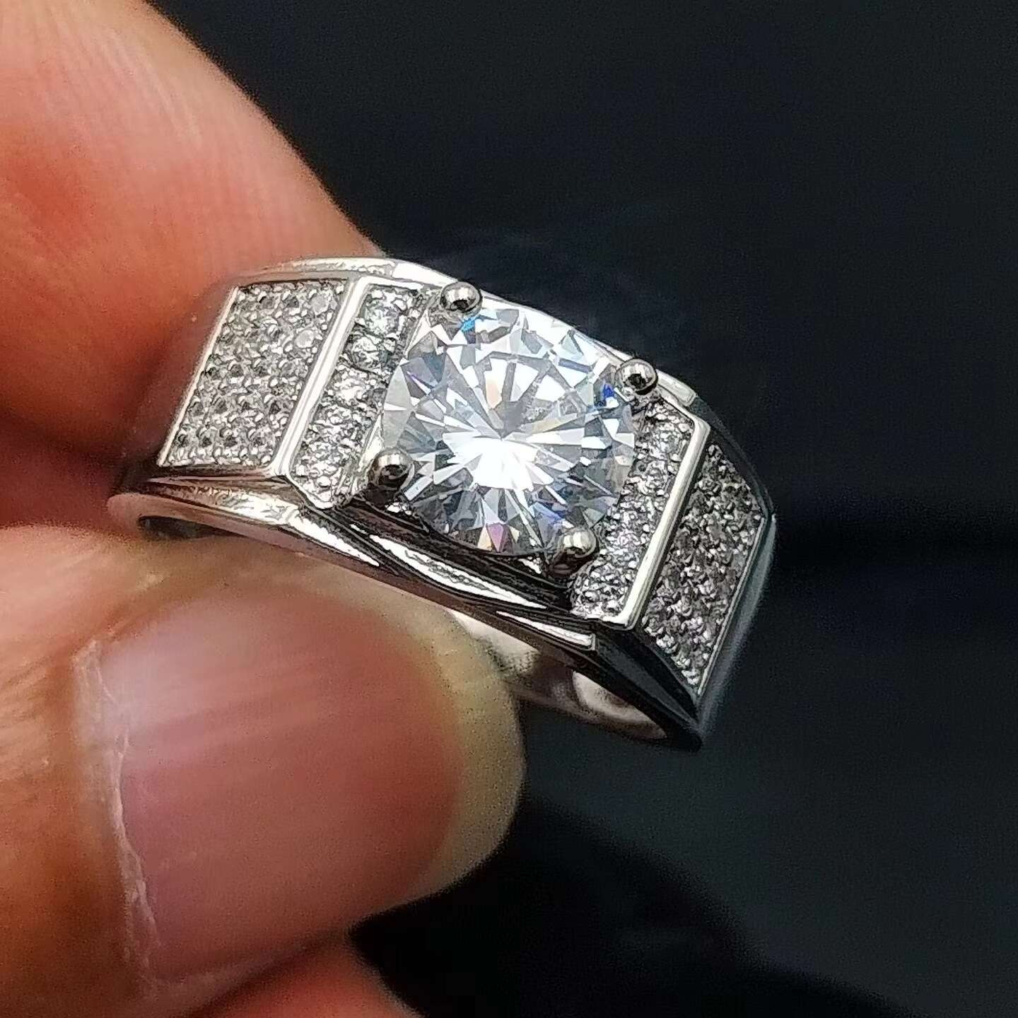 High Quality Fashion Ring 2/3ct White Moissanite Moissaniteia Ring Jewelry for Men