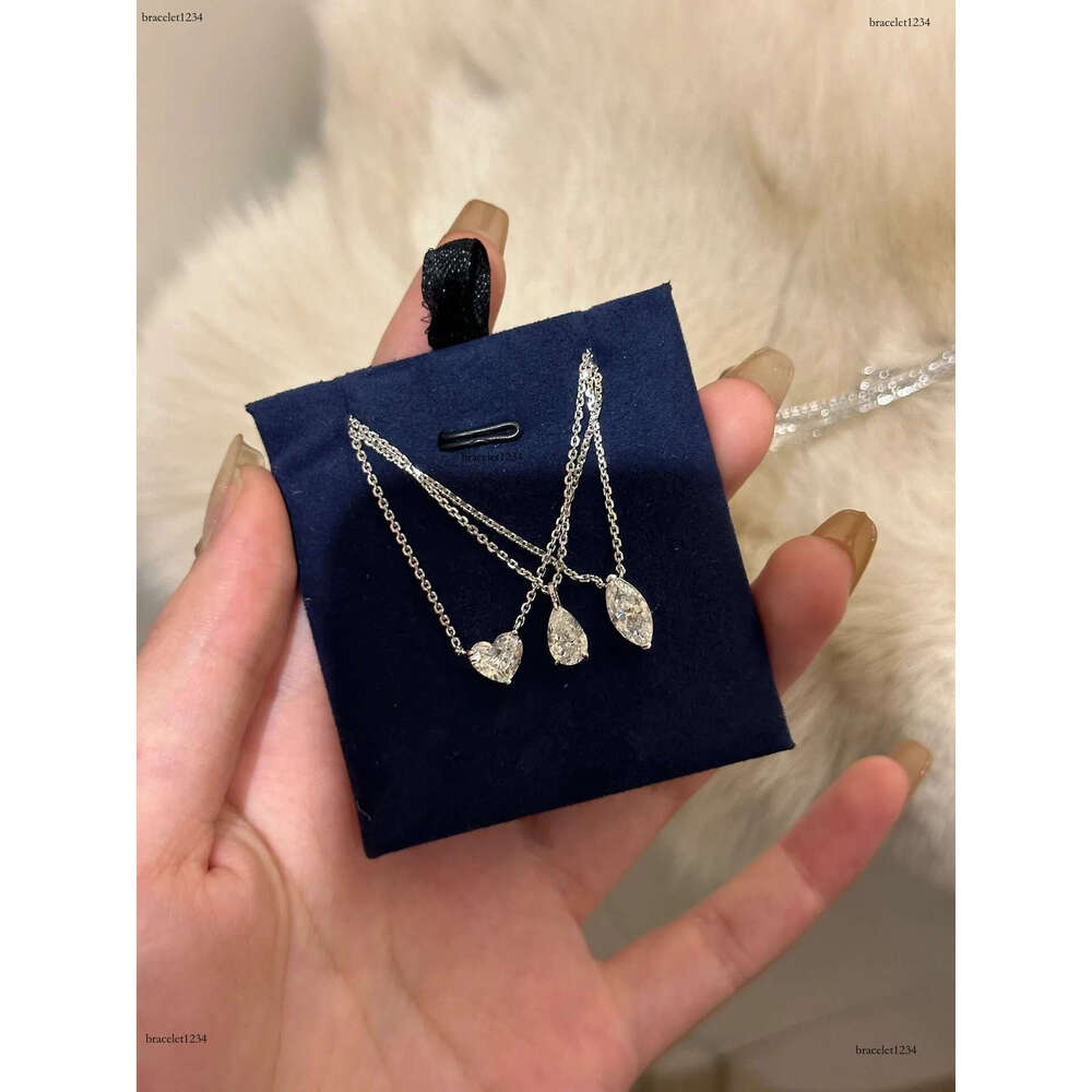 2024 Classical Top Sell Jewelry Heart Pendant Solitaire 100% Sterg Sier White Moissanite Dia Gemstones Party Women Clavicle Necklace Gift
