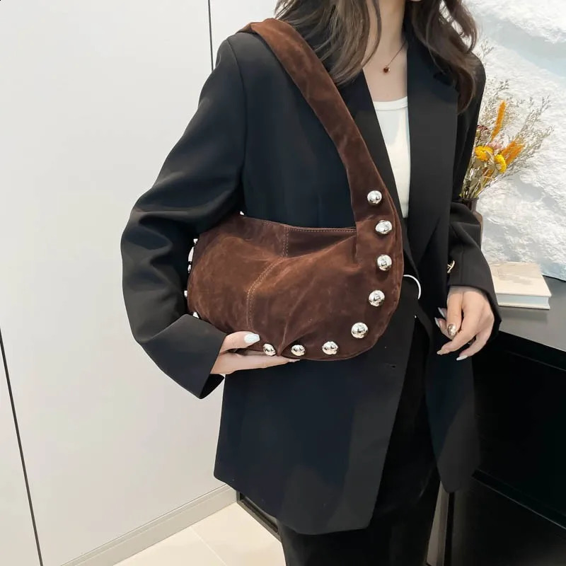 Autumn and winter vintage temperature good-looking suede veet rivet Versatile shoulder support handbag