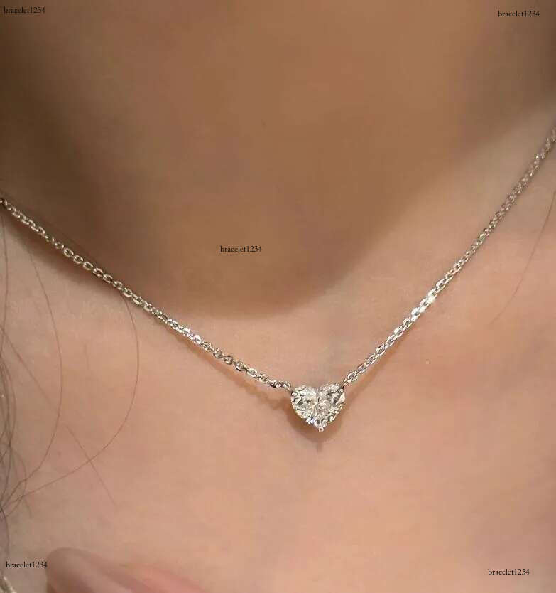 2024 Classical Top Sell Jewelry Heart Pendant Solitaire 100% Sterg Sier White Moissanite Dia Gemstones Party Women Clavicle Necklace Gift
