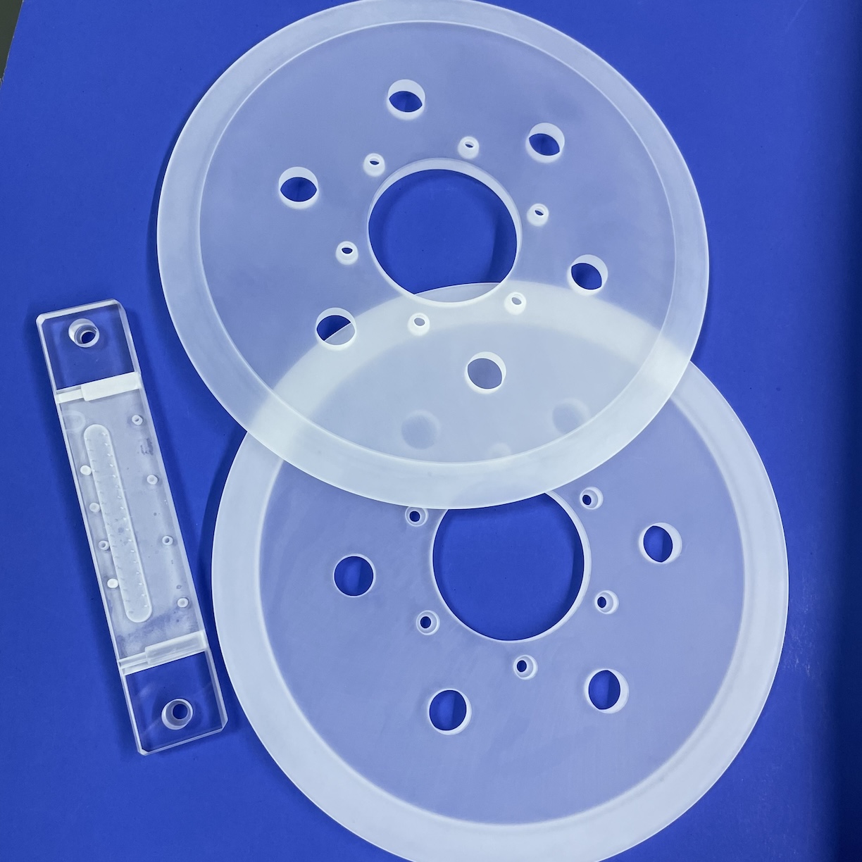 Customized clear Fused Silicon Drilling High Accuracy Laser Quartz Glass Plate With Small Slot