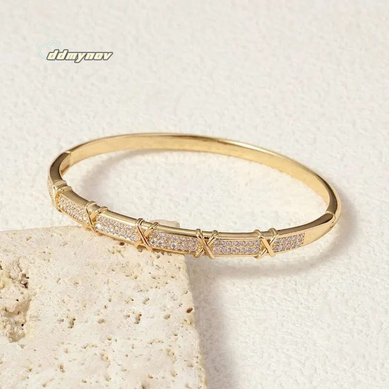 Bracelet Designer bangle luxury jewelry Bracelets for women stainless copper with silver High-quality fashion Zircon inlay Holiday and Festival gifts 