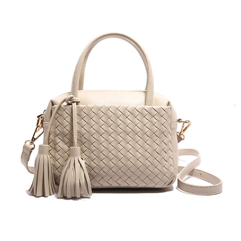 Ins Style Resort Beach Bag Fashion Tassel Woven Women S Shoulder Bag Casual Lightweight Handbag New Vacation Beach Bag KQ