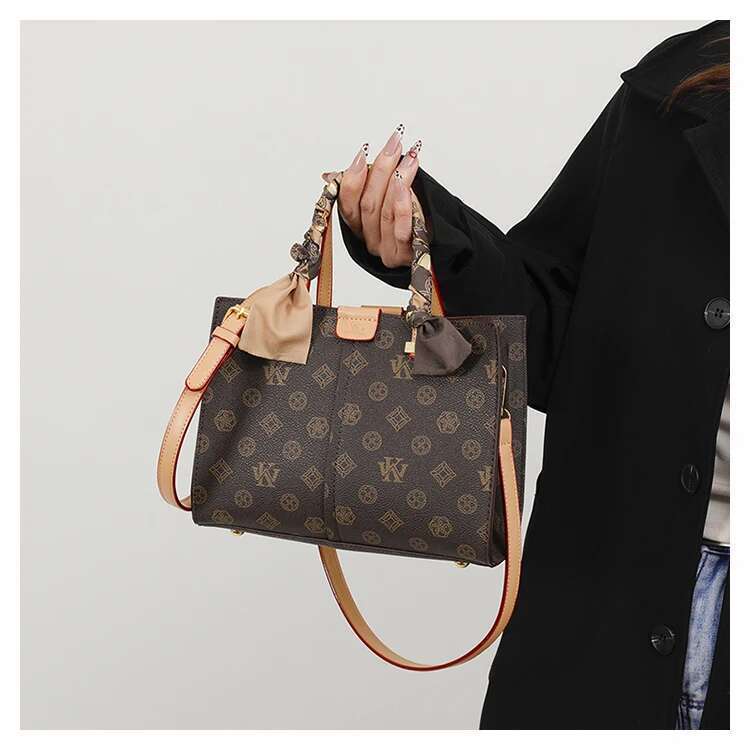 Retro-Chic Crossbody Clutch Bag For Women - Modern Solid Color Leather Purse With Chain Strap