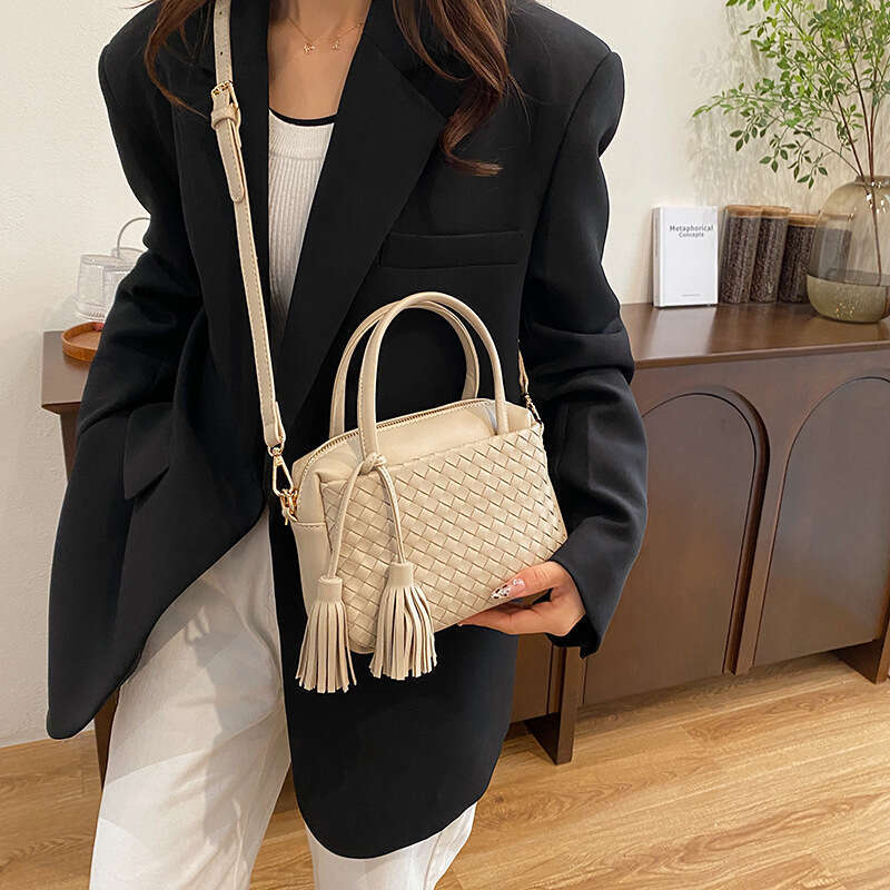 Ins Style Resort Beach Bag Fashion Tassel Woven Women S Shoulder Bag Casual Lightweight Handbag New Vacation Beach Bag KQ