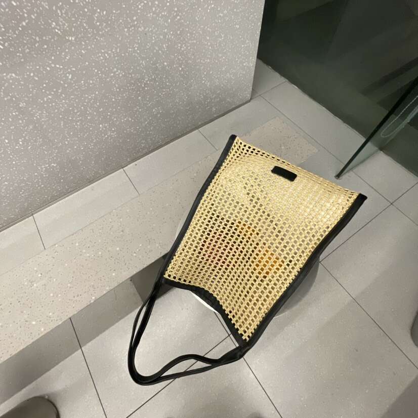 Ins Style Resort Beach Bag New Fashionable Simple Handbag One Shoulder Underarm Hollow Grass Woven Seaside Fake Mother And Child Bag KQ