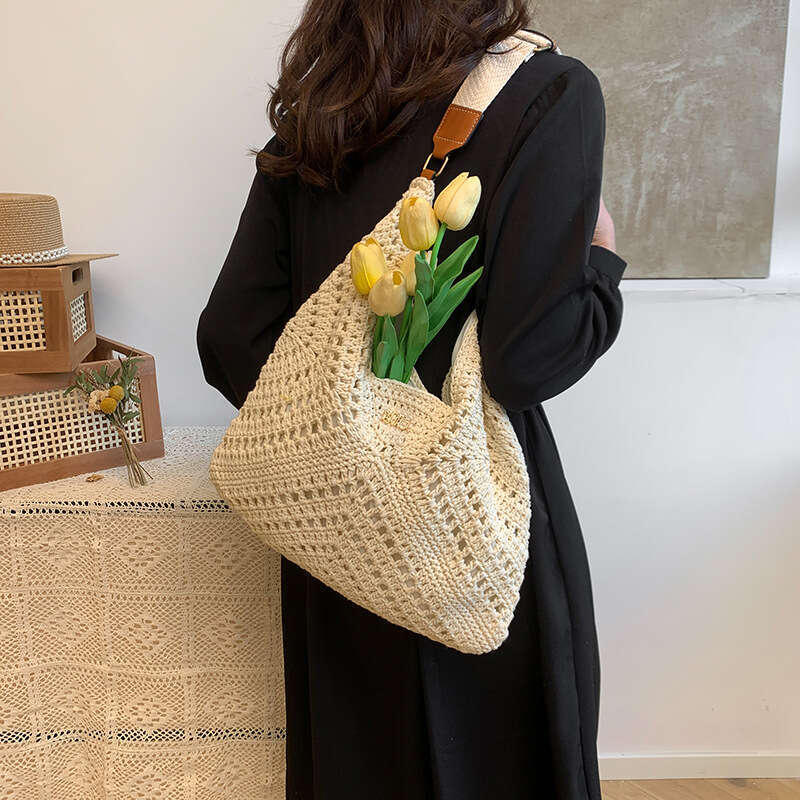 Ins Style Resort Beach Bag Large Capacity New Woven For Women Fashionable Seaside Single Shoulder Vacation Beach Bag Tassel Commuting Armpit Tote Bag 