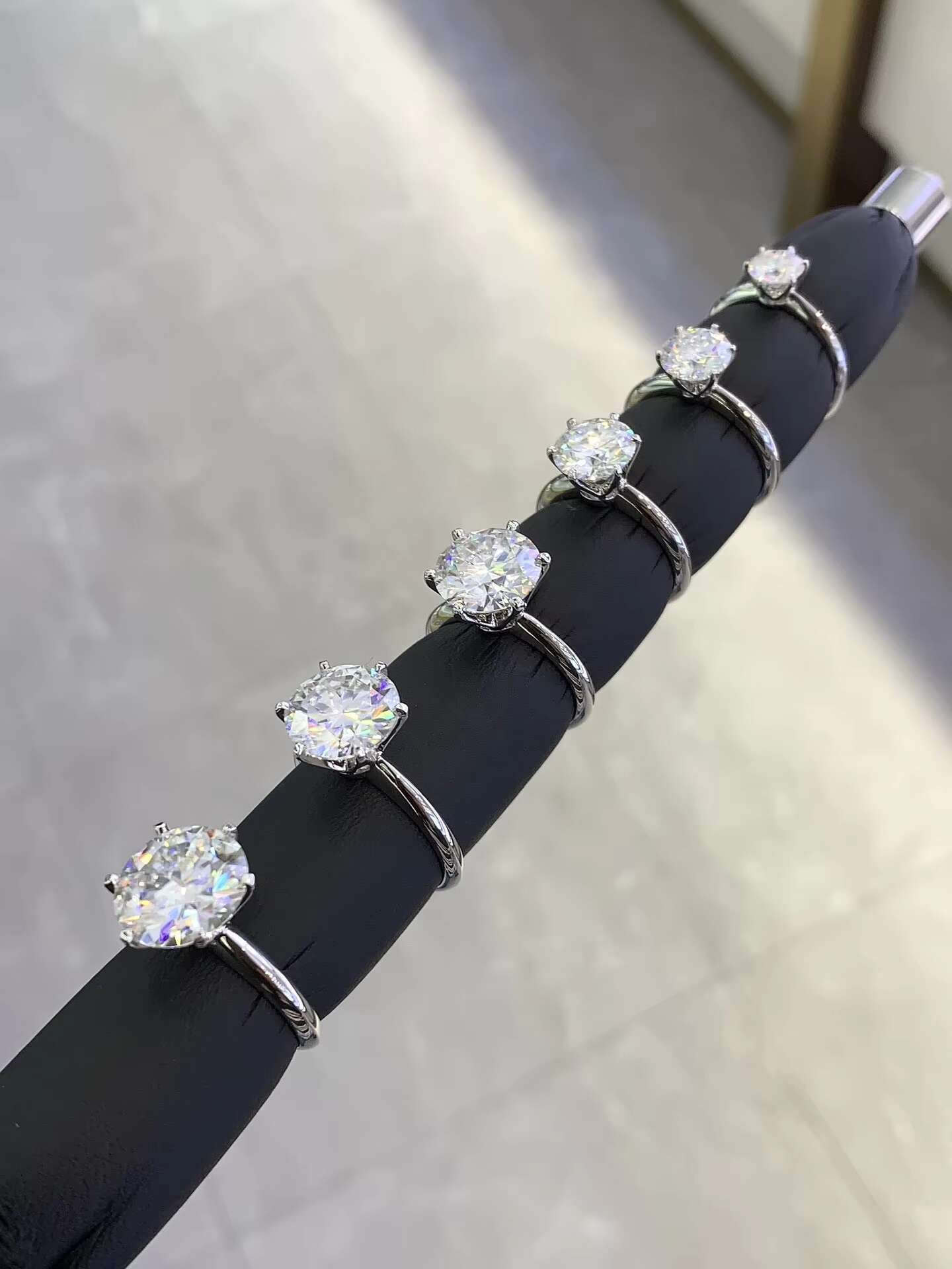 Best Quality 1CT 2CT 3CT 4CT 5CT 6CT Round Lab Grown Diamond 18K Solid Gold Six-prong Solitaire Wedding Rings for Women