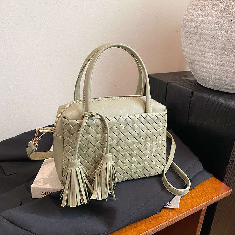 Ins Style Resort Beach Bag Fashion Tassel Woven Women S Shoulder Bag Casual Lightweight Handbag New Vacation Beach Bag KQ