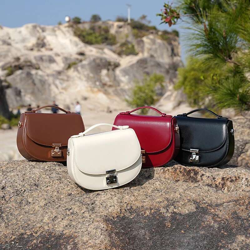Designer Bag 2025 Summer New Girls Designer Shoulder Messenger Handbag Women Casual Retro Joker Crossbody Ladies Buckle Small Saddle Bag Luxury Bag