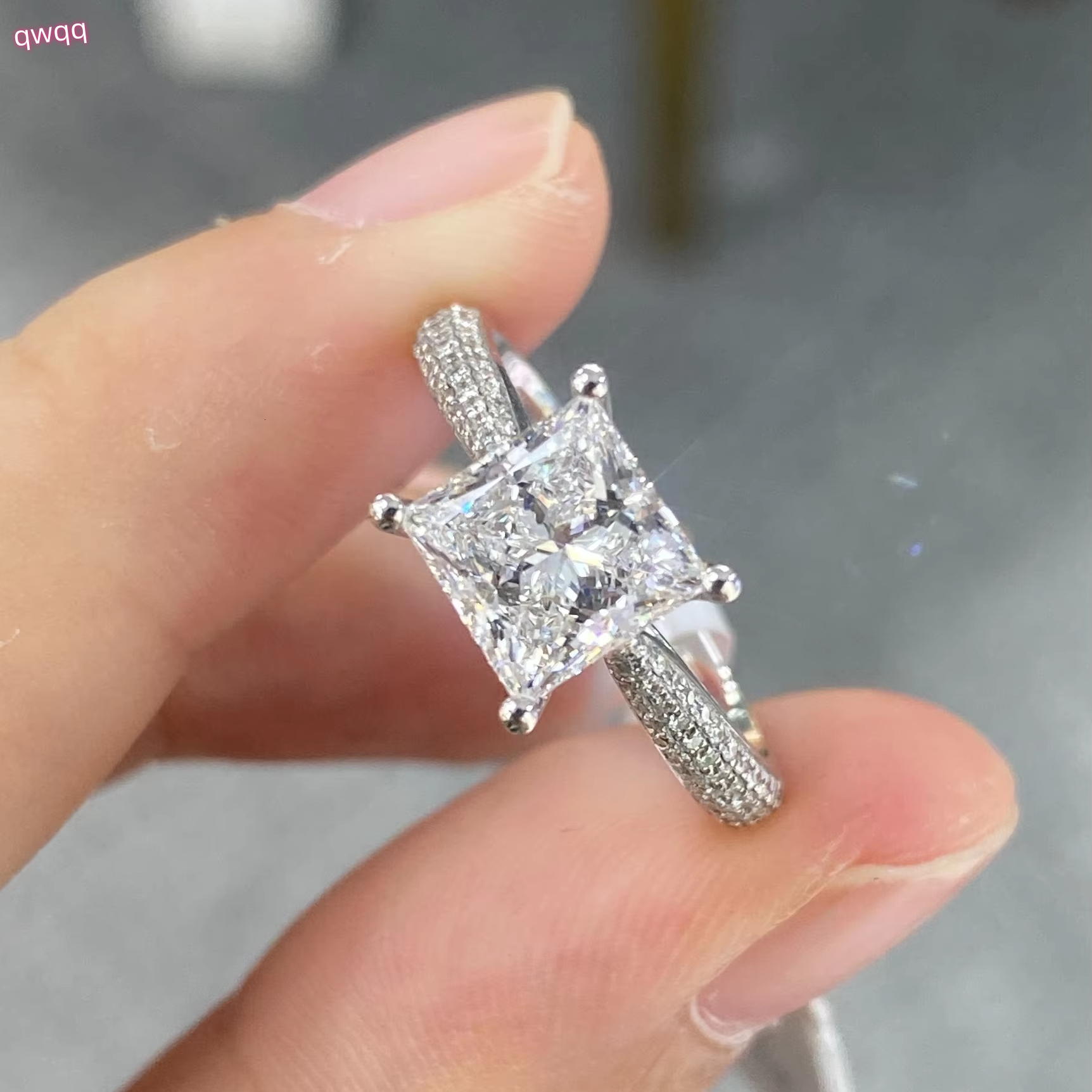 Luxurious Setting Lab-grown Diamond Princess Cut IGI SHring Engagement Ring