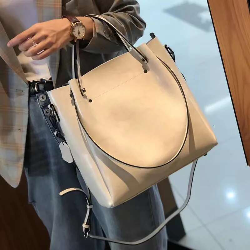 Top Layer Cowhide Women's 2025 New Single Shoulder Carrying Crossbody Bag,Large Capacity Genuine Leather Retro Bag For Women Designer's bag