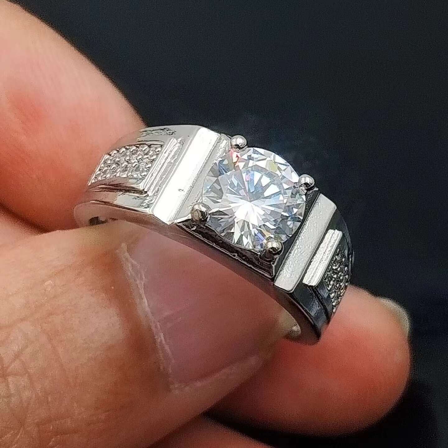 High Quality Fashion Ring 2/3ct White Moissanite Moissaniteia Ring Jewelry for Men