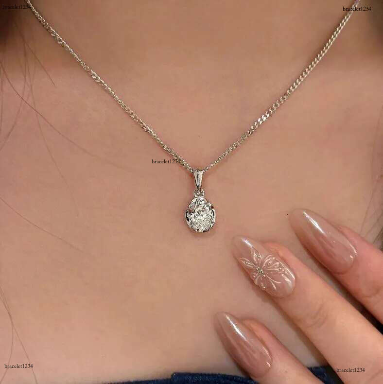 2024 Classical Top Sell Jewelry Heart Pendant Solitaire 100% Sterg Sier White Moissanite Dia Gemstones Party Women Clavicle Necklace Gift