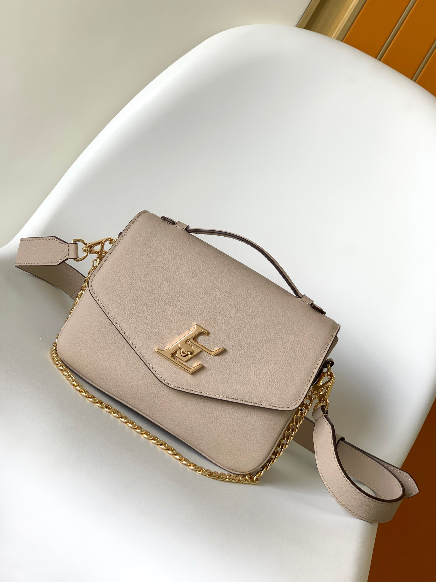 Versatile Handbag: Simple Design for Daily Carry with Shoulder Strap Option