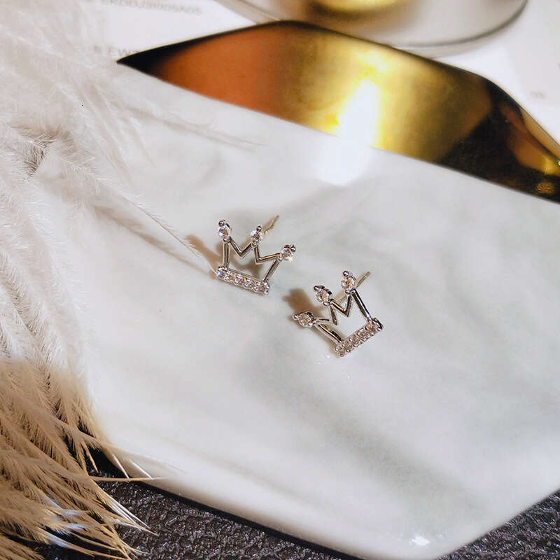Crown 2025 new trendy minimalist cool style exquisite super fairy small sier needle internet celebrity earrings