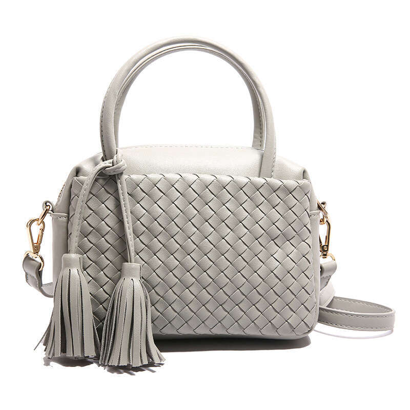 Ins Style Resort Beach Bag Fashion Tassel Woven Women S Shoulder Bag Casual Lightweight Handbag New Vacation Beach Bag KQ
