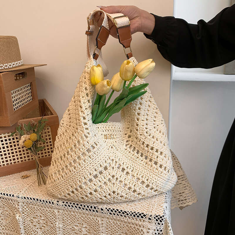 Ins Style Resort Beach Bag Large Capacity New Woven For Women Fashionable Seaside Single Shoulder Vacation Beach Bag Tassel Commuting Armpit Tote Bag 