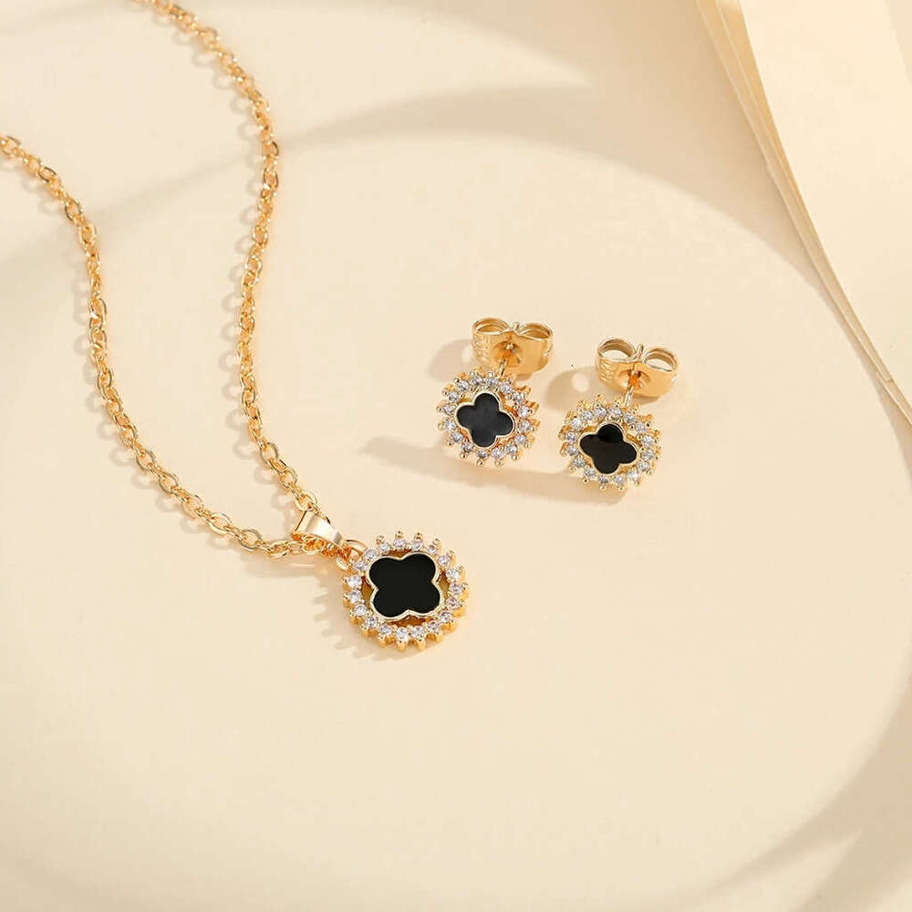 Clover necklace Designer jewelry 4 Leaf Diamond flower light luxury high-end feel fashionable commuting exquisite studded earrings collarbone chain je